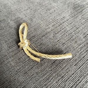 Knot style brooch